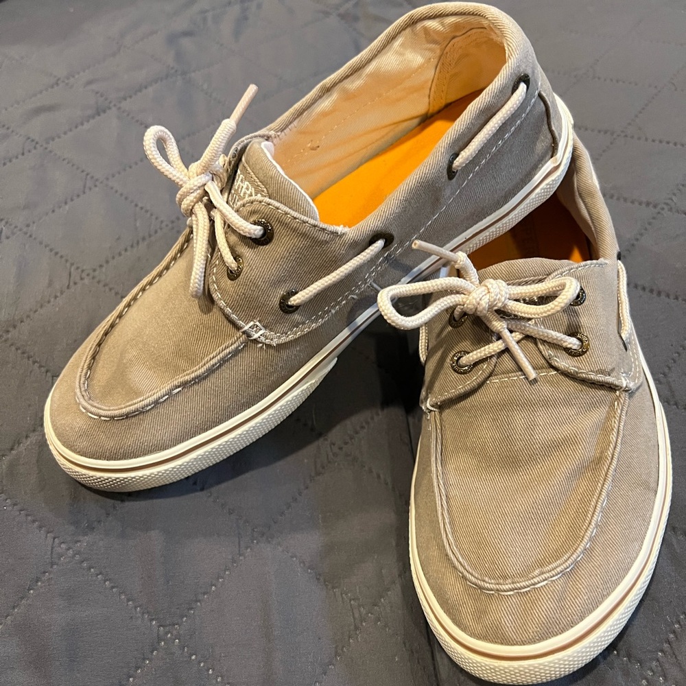 Big kid boy’s 4 Halyard Sperry or women’s 6